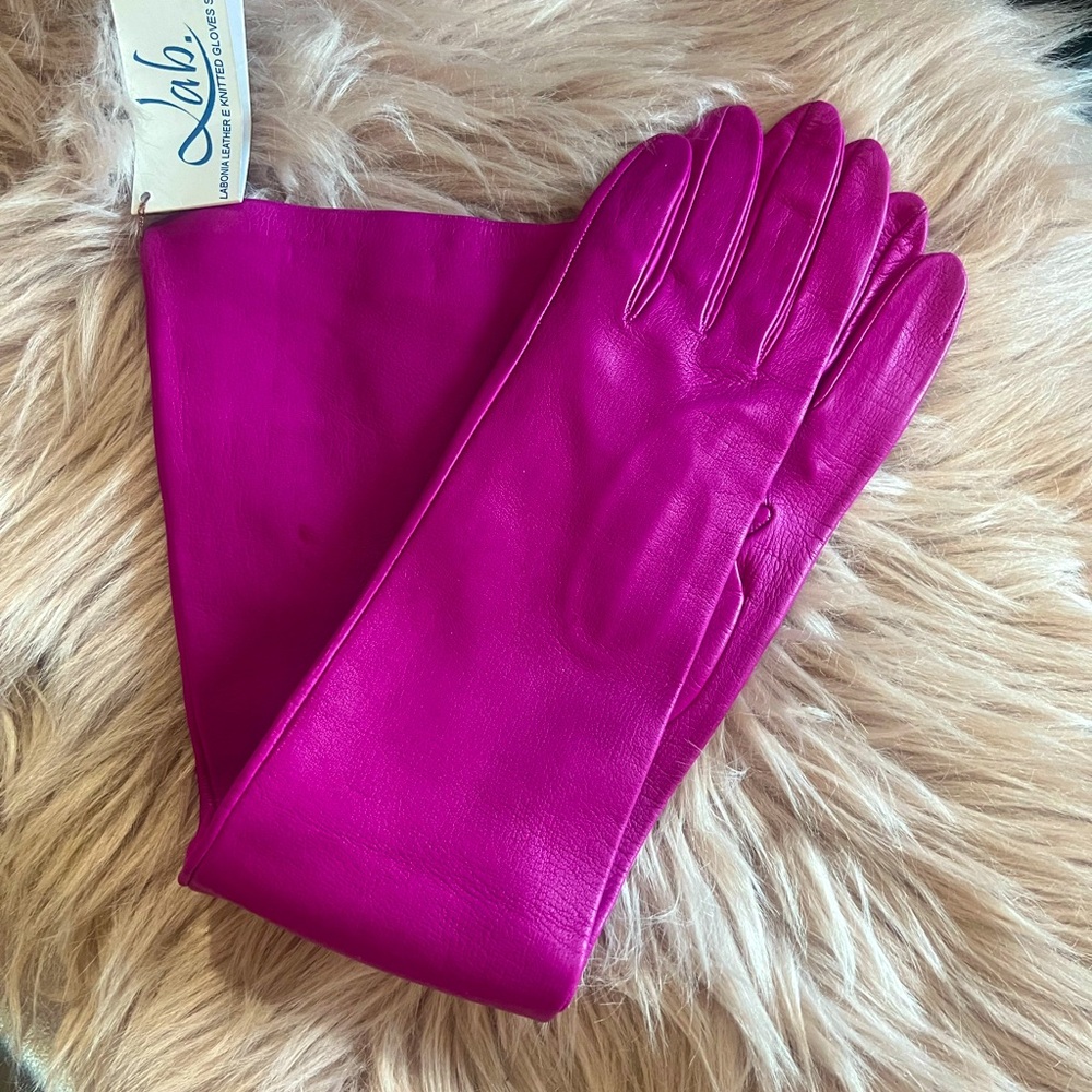 Fuchsia long leather gloves.